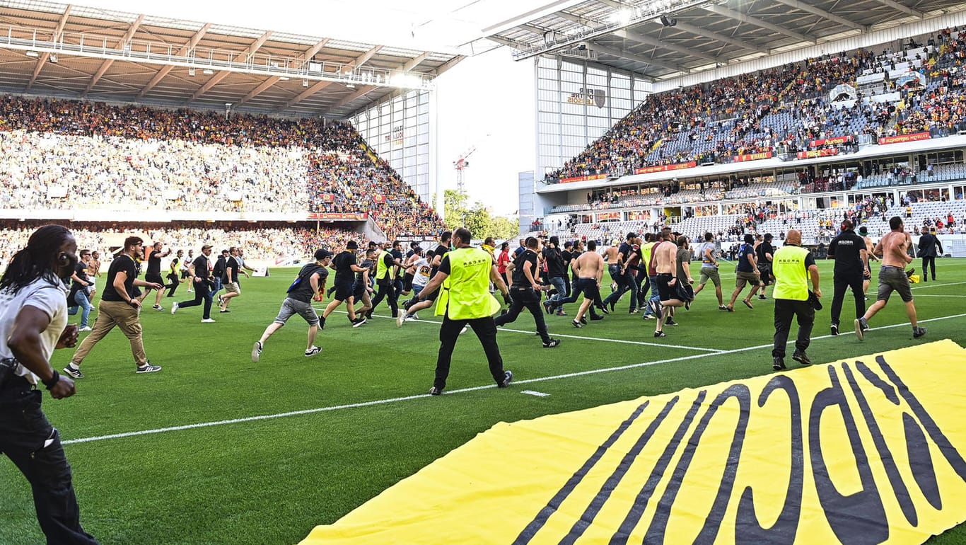 Chaos in Frankreich: Beim Spiel zwischen Lens und Lille stürmten Fans den Platz, gingen aufeinander los.