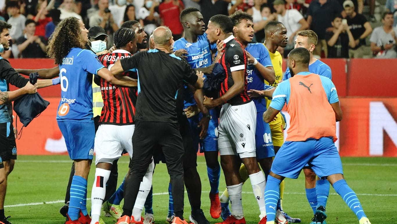 Beim Spiel zwischen Nizza und Marseille gingen alle aufeinander los: Spieler, Verantwortliche – und später auch die Fans beider Mannschaften.