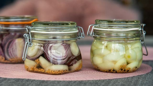 Fermentierte Senfzwiebeln: Sie werden aus Gemüsezwiebeln, Senf- und Pfefferkörnern sowie 2-prozentiger Salzlake gemacht.