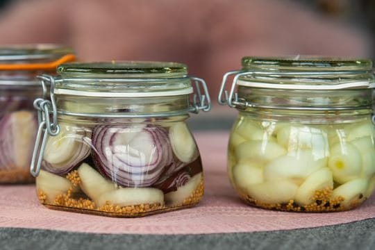 Fermentierte Senfzwiebeln: Sie werden aus Gemüsezwiebeln, Senf- und Pfefferkörnern sowie 2-prozentiger Salzlake gemacht.