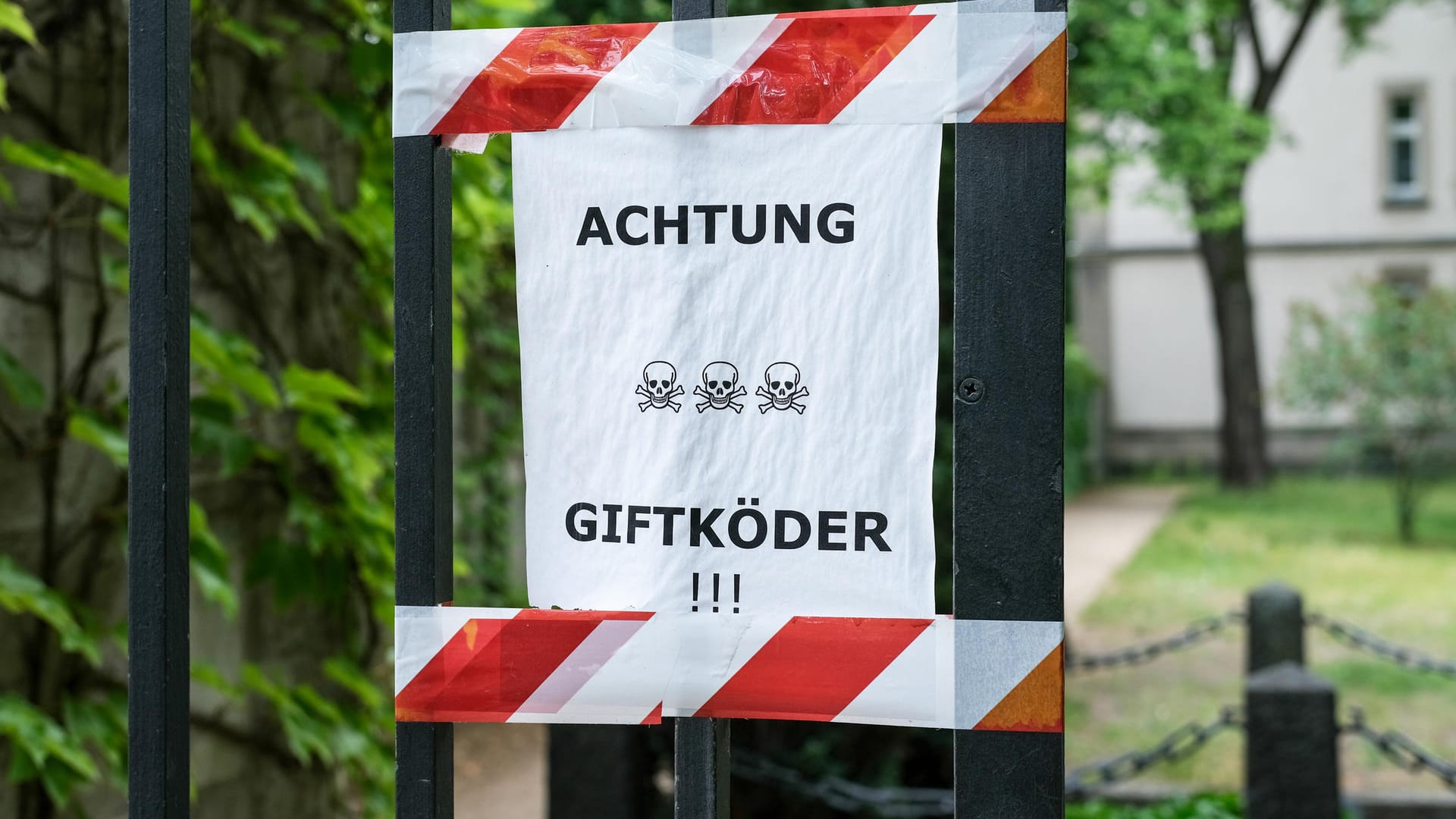 "Achtung Giftköder": Es kann eine ernst gemeinte Warnung sein. Es kann aber auch von Menschen aufgehangen worden sein, die Hunde und Halter aus einem bestimmten Gebiet vertreiben wollen.