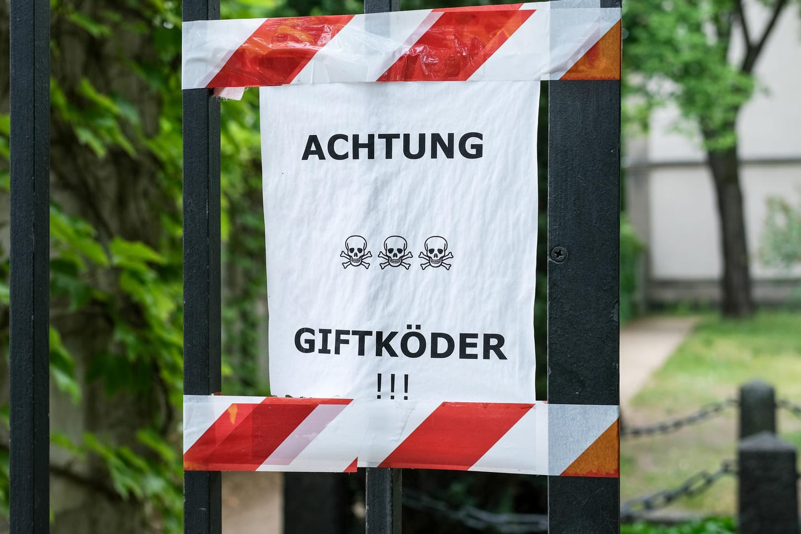 "Achtung Giftköder": Es kann eine ernst gemeinte Warnung sein. Es kann aber auch von Menschen aufgehangen worden sein, die Hunde und Halter aus einem bestimmten Gebiet vertreiben wollen.