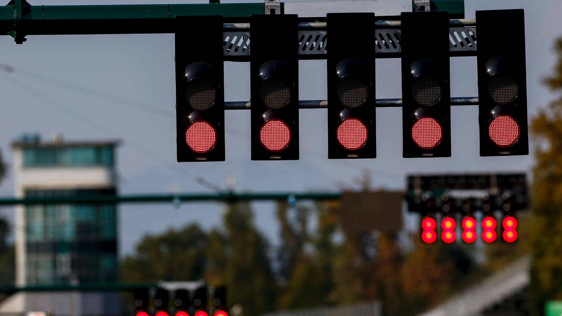 Alles auf rot: Ampel bei einem Formel-1-Rennen.