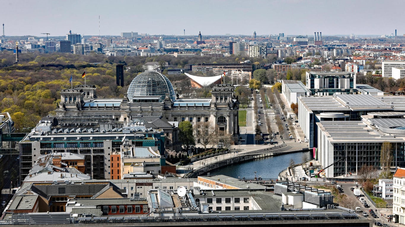 Viele wollen hier künftig das Sagen haben: Blick auf den Reichstag und das Kanzleramt.