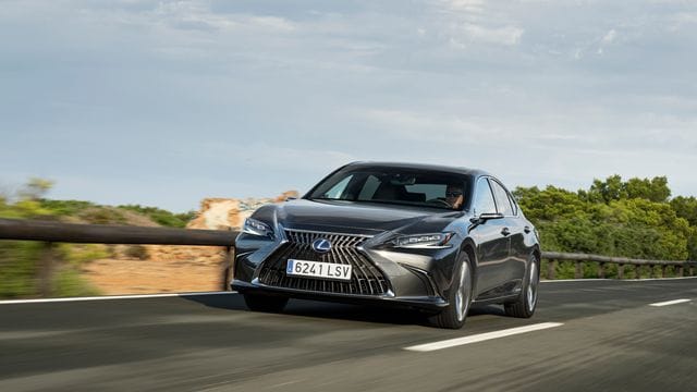 Aufgefrischter Lexus ES: Der Neue kommt mit einem überarbeiteten Kühlergrill zu den Händlern.