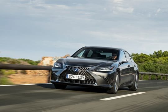 Aufgefrischter Lexus ES: Der Neue kommt mit einem überarbeiteten Kühlergrill zu den Händlern.