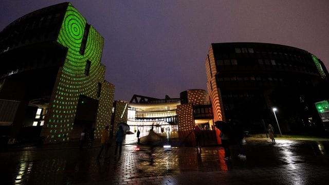 75. Jahre Nordrhein-Westfalen - Landtag illuminiert 75. Jahre Nordrhein-Westfalen - Landtag illuminiert