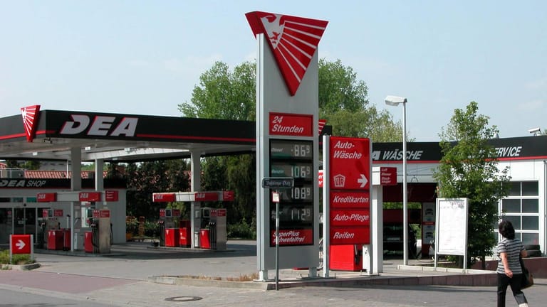 Eine Dea-Tankstelle im Jahr 2004: Das Dea-Logo wich der typischen Muschel von Shell.