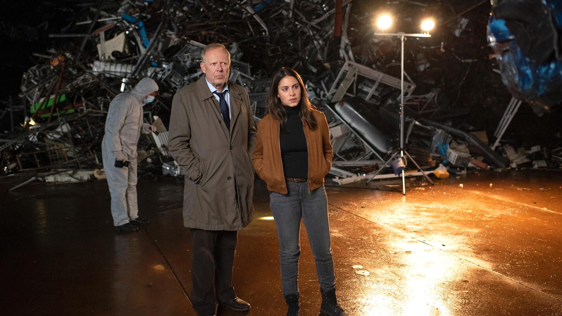 Tatort Schrottplatz: Borowski (Axel Milberg) und Mila Sahin (Almila Bagriacik) verschaffen sich einen Überblick.