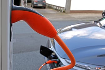 Mal wieder Strom tanken: Wie stark die echte Reichweite aktueller Elektroautos von den Versprechen der Hersteller abweicht, zeigt ein aktueller Test.