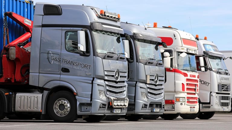 Mehrere britische Lkw (Symbolbild): Das Fahrerproblem in Großbritannien könnte erst die Spitze des Eisbergs beim Fachkräftemangel auf der Insel sein.