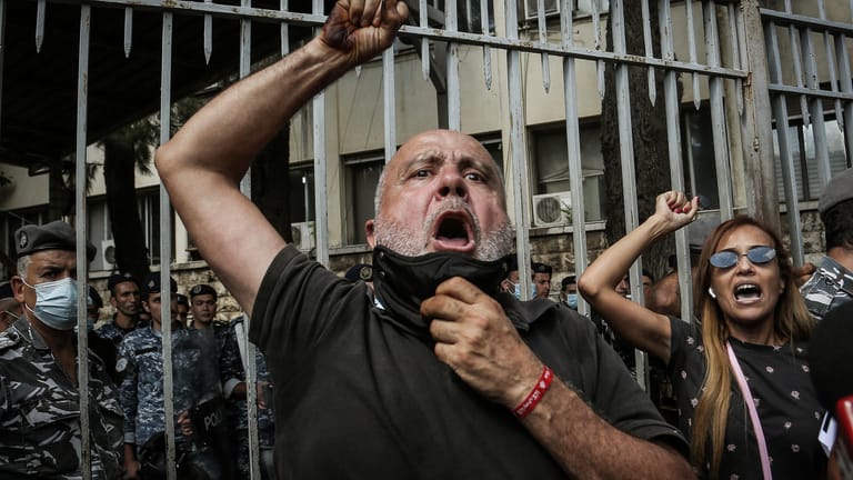 Demonstranten in der libanesischen Hauptstadt Beirut versuchen, das Justizministerium zu stürmen.