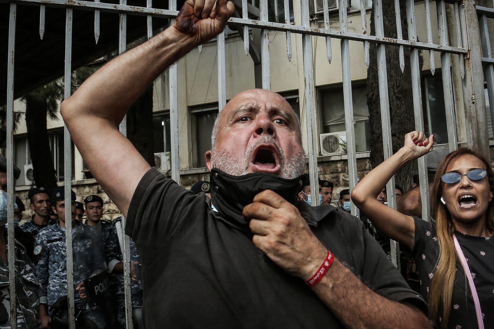 Demonstranten in der libanesischen Hauptstadt Beirut versuchen, das Justizministerium zu stürmen.