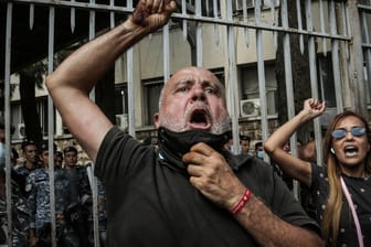Demonstranten in der libanesischen Hauptstadt Beirut versuchen, das Justizministerium zu stürmen.