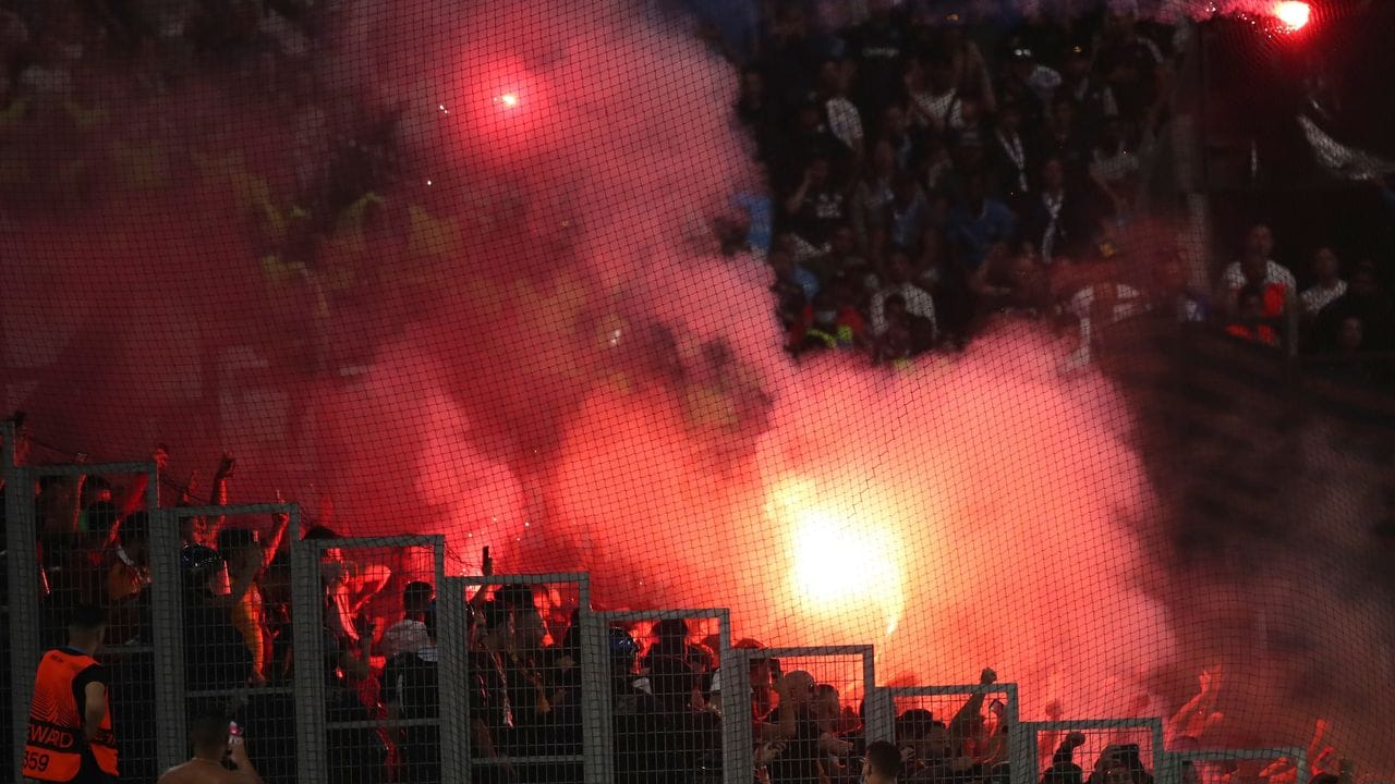 Fans zündeten Bengalos während des Fußballspiels im Stadion Stade Velodrome in Marseille an.