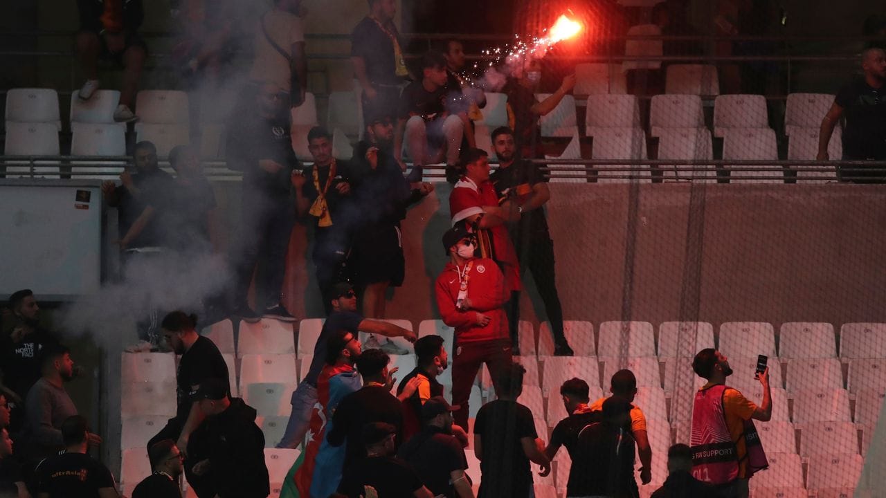 Galatasaray-Anhänger gerieten mit der Polizei aneinander.