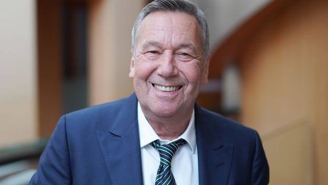 Roland Kaiser lächelt