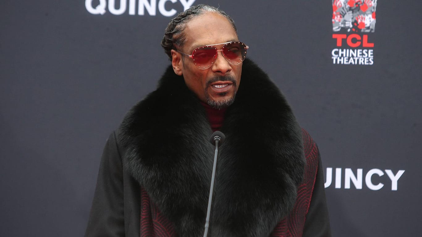 Snoop Dogg: Der Rapper wird mit vier anderen Musikgrößen die Halbzeit des Super Bowls rocken.