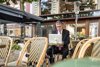 Der Investment-Banker Thorsten Müller bereitet sich in einem Cafe in der Bankenmetropole Frankfurt am Main auf eine Video-Konferenz vor.