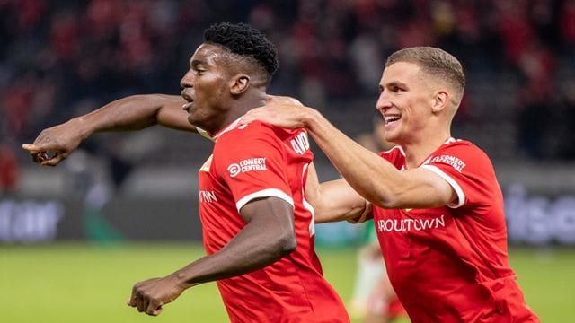 Berlins Taiwo Awoniyi (l) jubelt nach seinem 3:0 Treffer mit Teamkollegen Grischa Prömel. Berlins Taiwo Awoniyi (l) jubelt nach seinem 3:0 Treffer mit Teamkollegen Grischa Prömel.