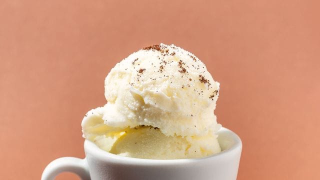 Für den Weißer-Kaffee-Gelato werden Kaffeebohnen leicht zerdrückt, sodaß sich aus jeder Bohne 2–3 große Stücke ergeben.