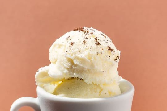 Für den Weißer-Kaffee-Gelato werden Kaffeebohnen leicht zerdrückt, sodaß sich aus jeder Bohne 2–3 große Stücke ergeben.