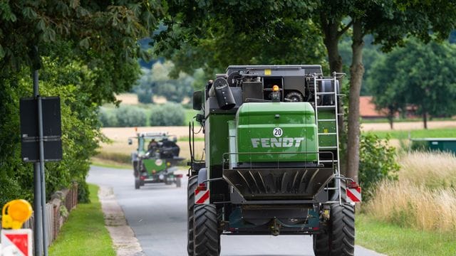 Zur Erntezeit sind besonders viele landwirtschaftliche Maschinen auf den Straßen unterwegs.