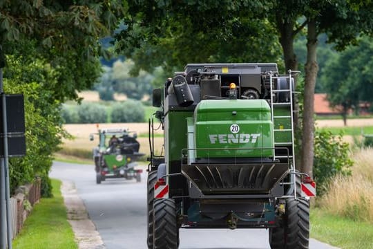 Zur Erntezeit sind besonders viele landwirtschaftliche Maschinen auf den Straßen unterwegs.