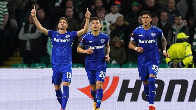 Bayer Leverkusens Lucas Alario (l) feiert den dritten Treffer seiner Mannschaft. Bayer Leverkusens Lucas Alario (l) feiert den dritten Treffer seiner Mannschaft.