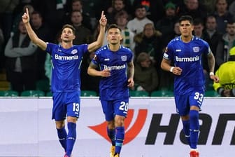 Bayer Leverkusens Lucas Alario (l) feiert den dritten Treffer seiner Mannschaft.