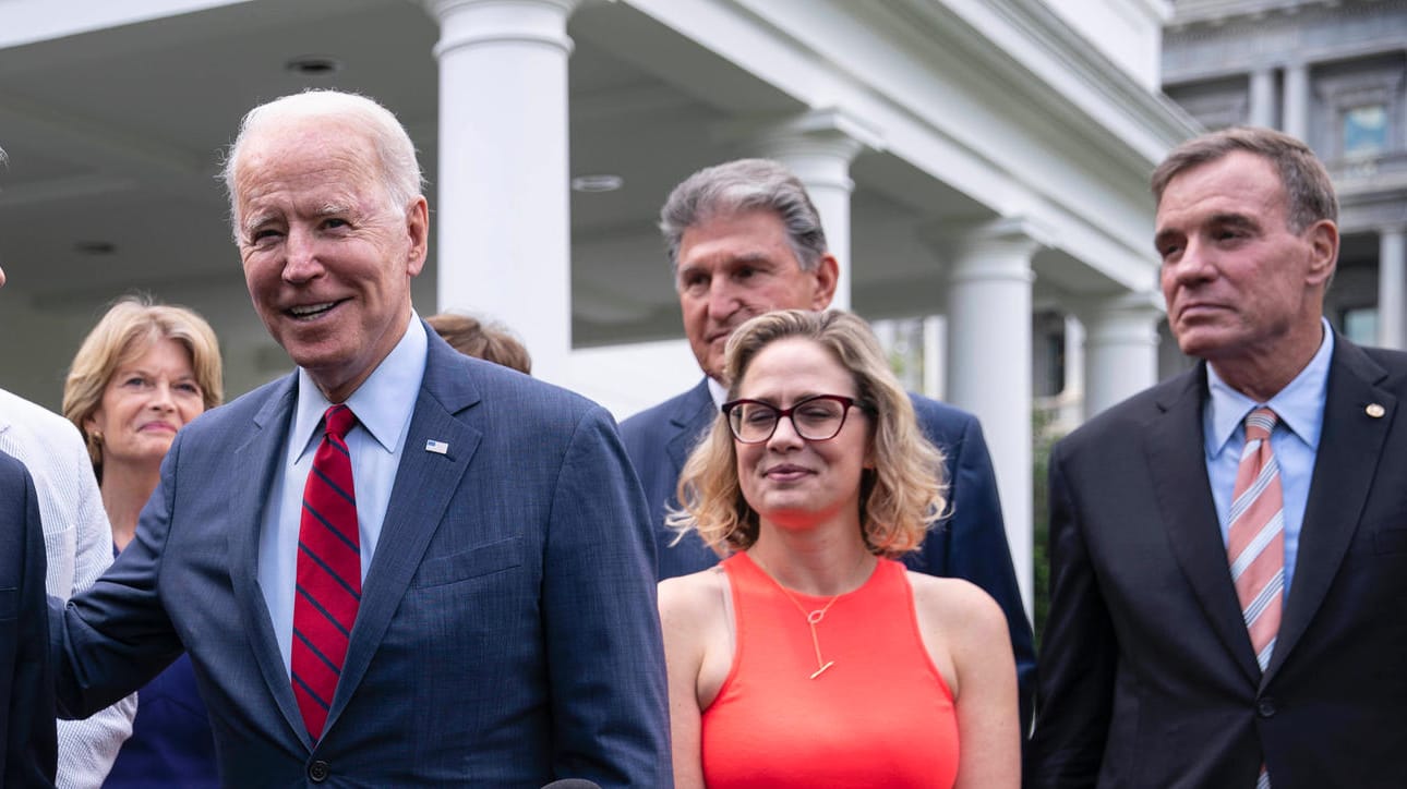 Stehen sie wirklich hinter Joe Biden? Senatorin Kyrsten Sinema und Senator Joe Manchin