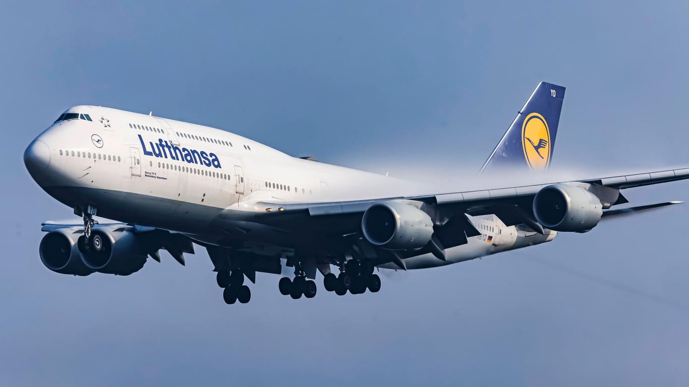Lufthansa-Flugzeug: Einige Fluggesellschaften wollen Tickets während der Pandemie ausgefallener Flüge erstatten.