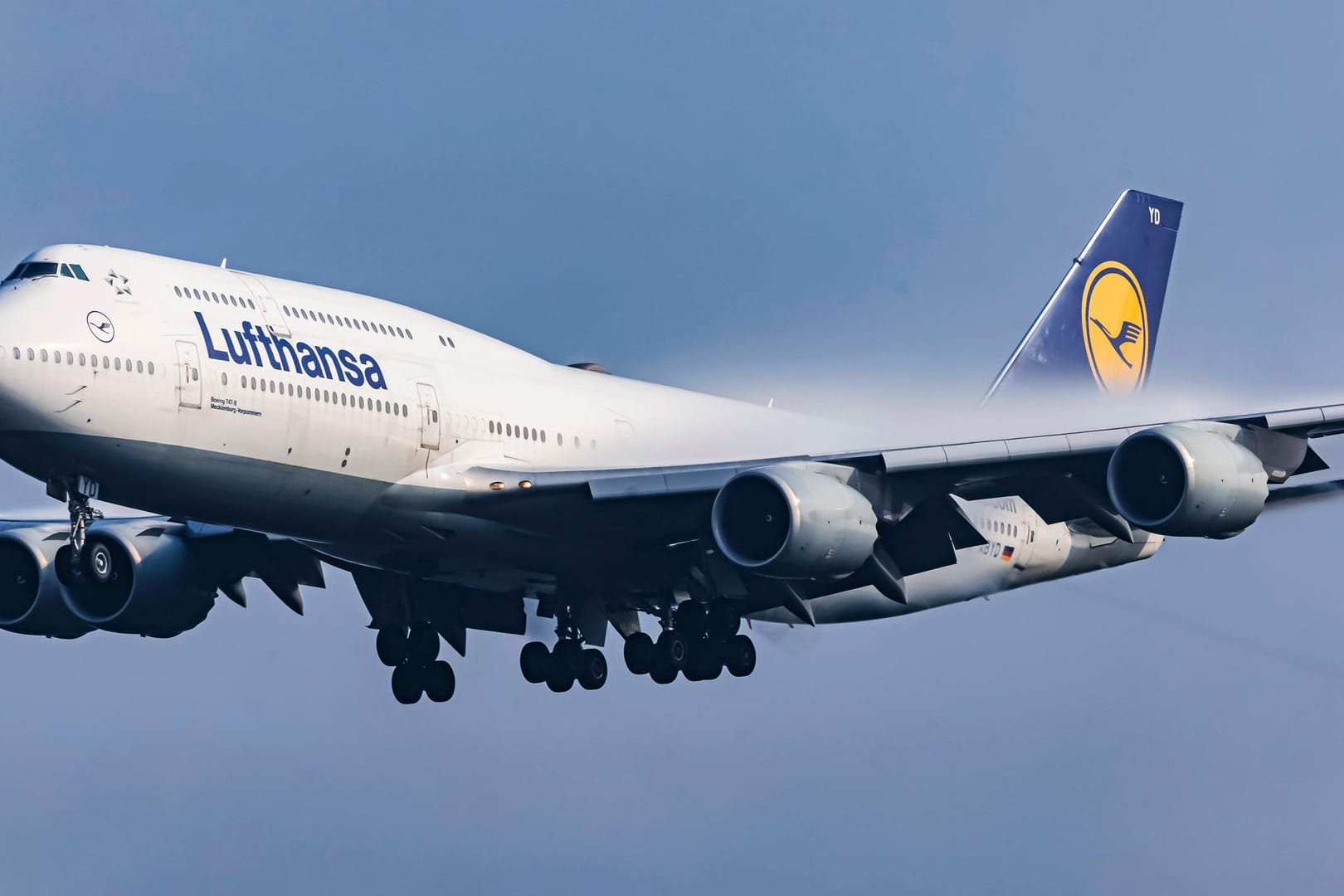 Lufthansa-Flugzeug: Einige Fluggesellschaften wollen Tickets während der Pandemie ausgefallener Flüge erstatten.