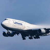 Lufthansa-Flugzeug: Einige Fluggesellschaften wollen Tickets während der Pandemie ausgefallener Flüge erstatten.