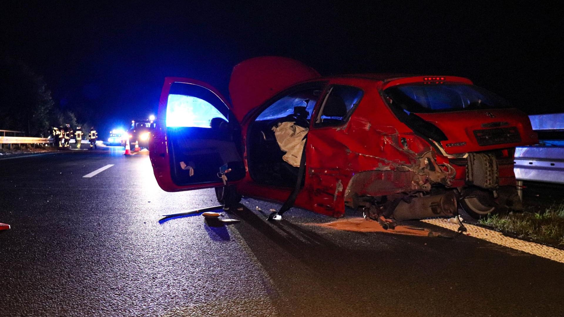 Der zerstörte Wagen der Frau: Sie konnte dem Geisterfahrer nicht mehr ausweichen. Der zerstörte Wagen der Frau: Sie konnte dem Geisterfahrer nicht mehr ausweichen.