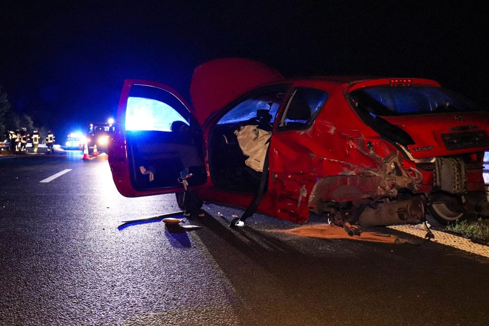 Der zerstörte Wagen der Frau: Sie konnte dem Geisterfahrer nicht mehr ausweichen.