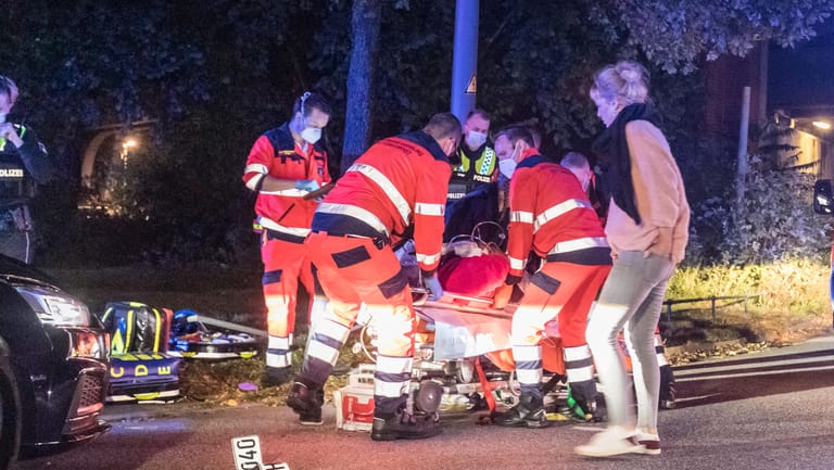 Verletzter in Hamburg: Ein 28-Jähriger wurde von Rettungskräften ins Krankenhaus gebracht.
