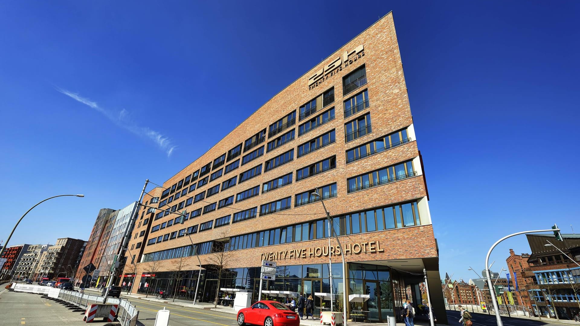 Das 25hours-Hotel an der Überseeallee in der Hafencity von Hamburg (Symbolbild): Hier können Mitarbeitende für gleiches Gehalt wöchentlich einen Tag weniger arbeiten. Das 25hours-Hotel an der Überseeallee in der Hafencity von Hamburg (Symbolbild): Hier können Mitarbeitende für gleiches Gehalt wöchentlich einen Tag weniger arbeiten.