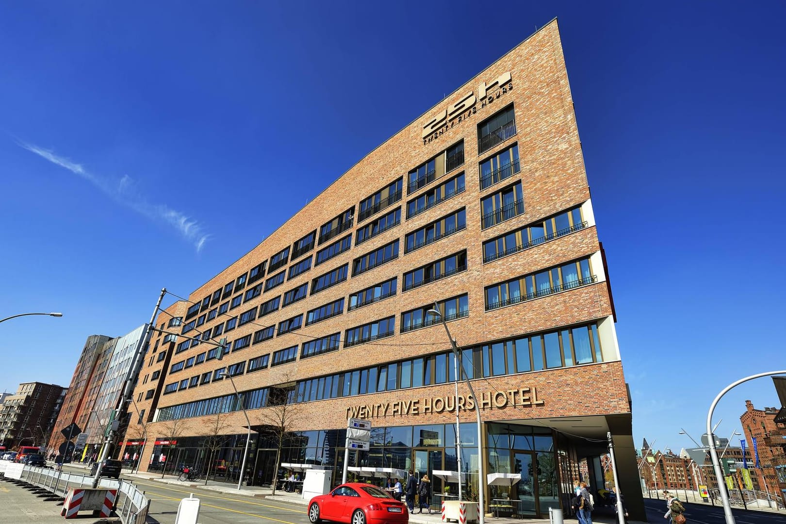 Das 25hours-Hotel an der Überseeallee in der Hafencity von Hamburg (Symbolbild): Hier können Mitarbeitende für gleiches Gehalt wöchentlich einen Tag weniger arbeiten.