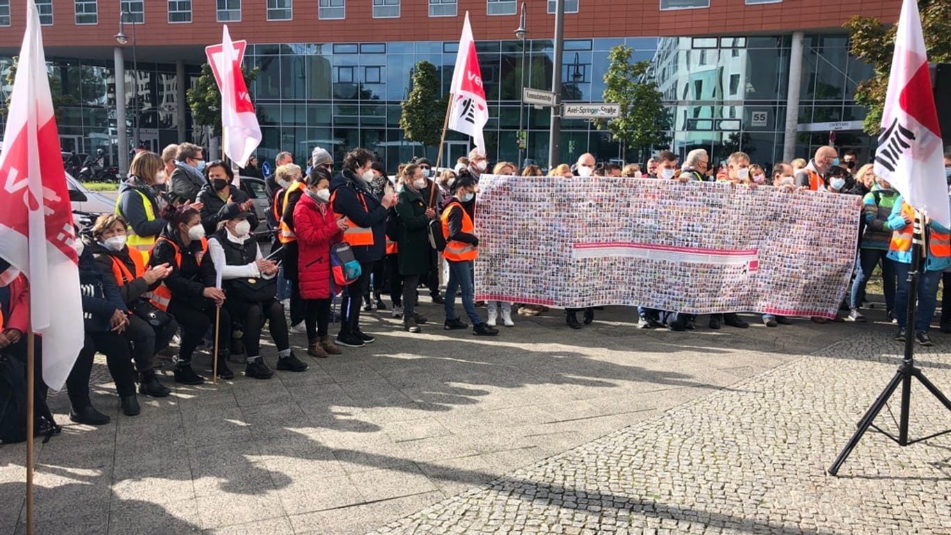 Streikende bei der Kundgebung am Donnerstag: Seit mehr als drei Wochen streiken Pflegekräfte in Berlin.
