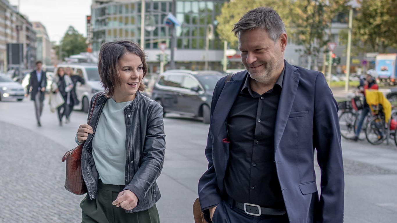 Die Bundesvorsitzenden der Grünen Annalena Baerbock und Robert Habeck kommen bei den Sondierungsgesprächen in Berlin an.