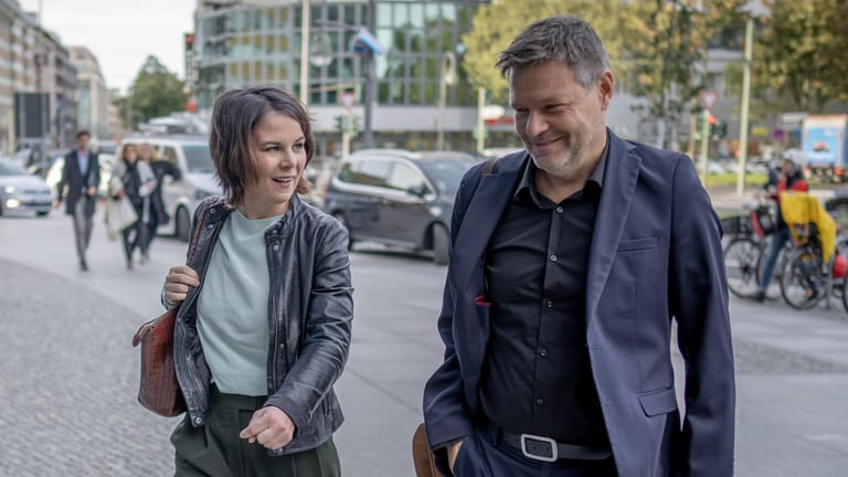Die Bundesvorsitzenden der Grünen Annalena Baerbock und Robert Habeck kommen bei den Sondierungsgesprächen in Berlin an.