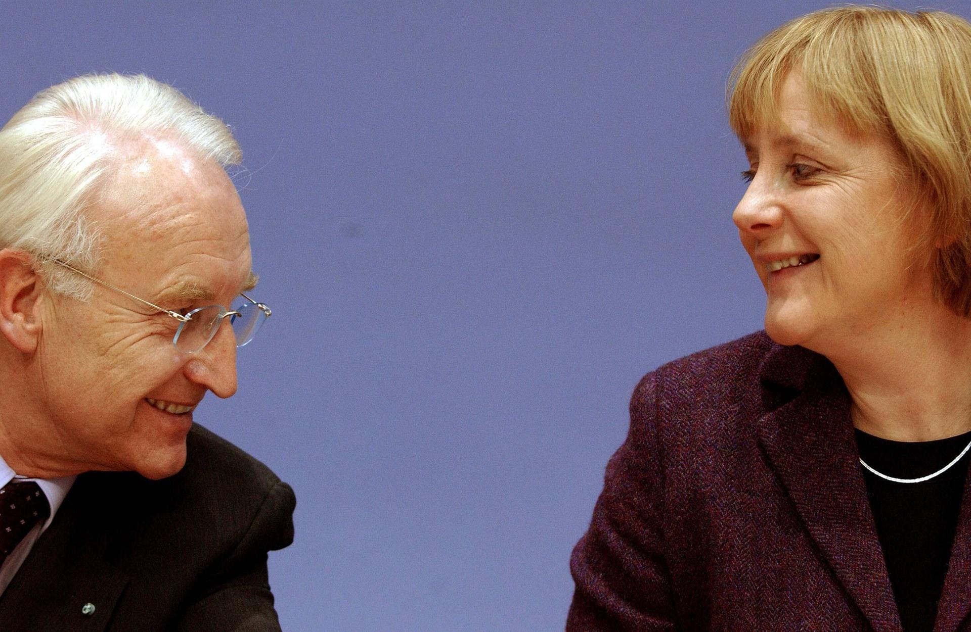 2001: Edmund Stoiber und Angela Merkel, die zu diesem Zeitpunkt CDU-Bundesvorsitzende war, stecken die Köpfe zusammen.