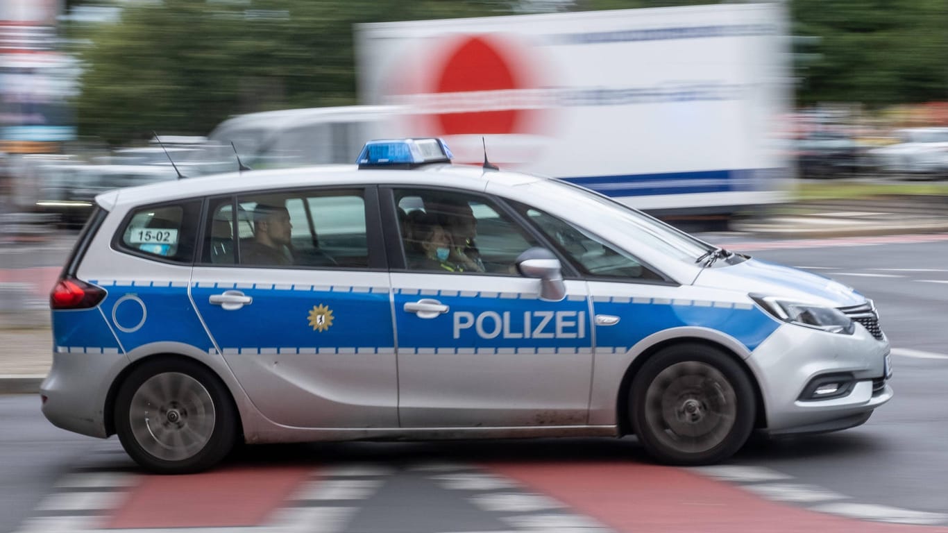 Streifenwagen der Berliner Polizei (Symbolfoto): Einsatzkräfte durchsuchten am Donnerstag einen Kiosk.