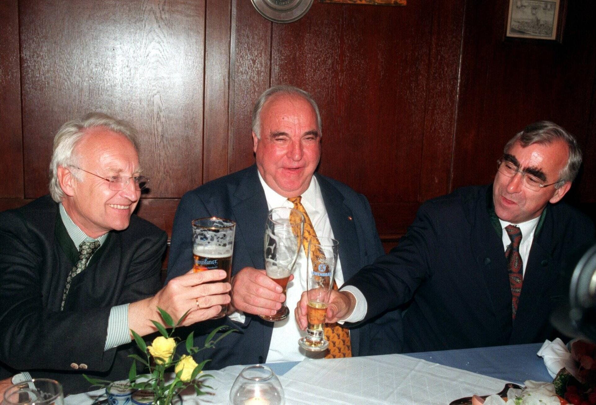 1998: Der bayerische Ministerpräsident Edmund Stoiber (CSU), Bundeskanzler Helmut Kohl (CDU) und Finanzminister Theo Waigel (CSU) prosten sich im Bundestagswahlkampf zu.