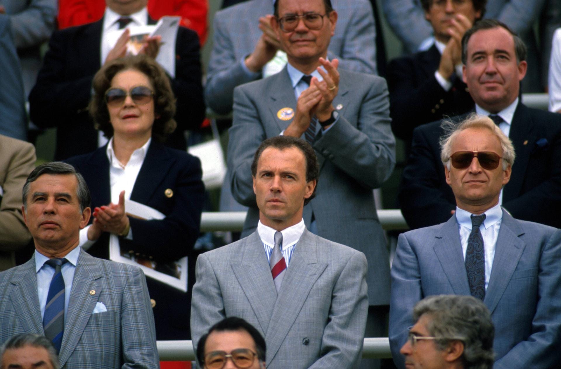 Fußball-EM-Finale 1988 in München: Edmund Stoiber (rechts) verfolgt das Spiel gemeinsam mit Franz Beckenbauer (mittig) auf der Ehrentribüne.