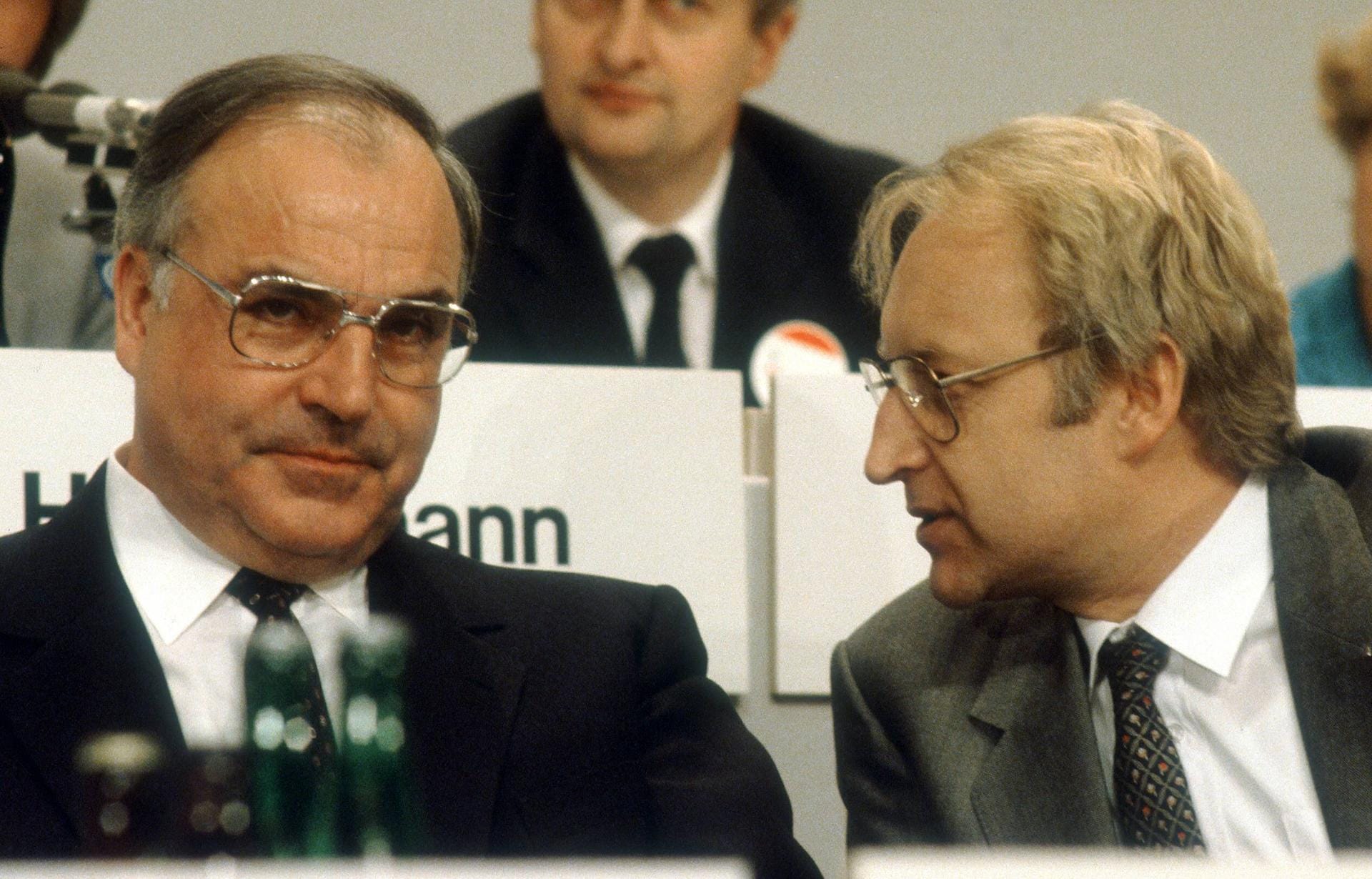 1981: Edmund Stoiber spricht mit Helmut Kohl, der ein Jahr später Bundeskanzler wird.