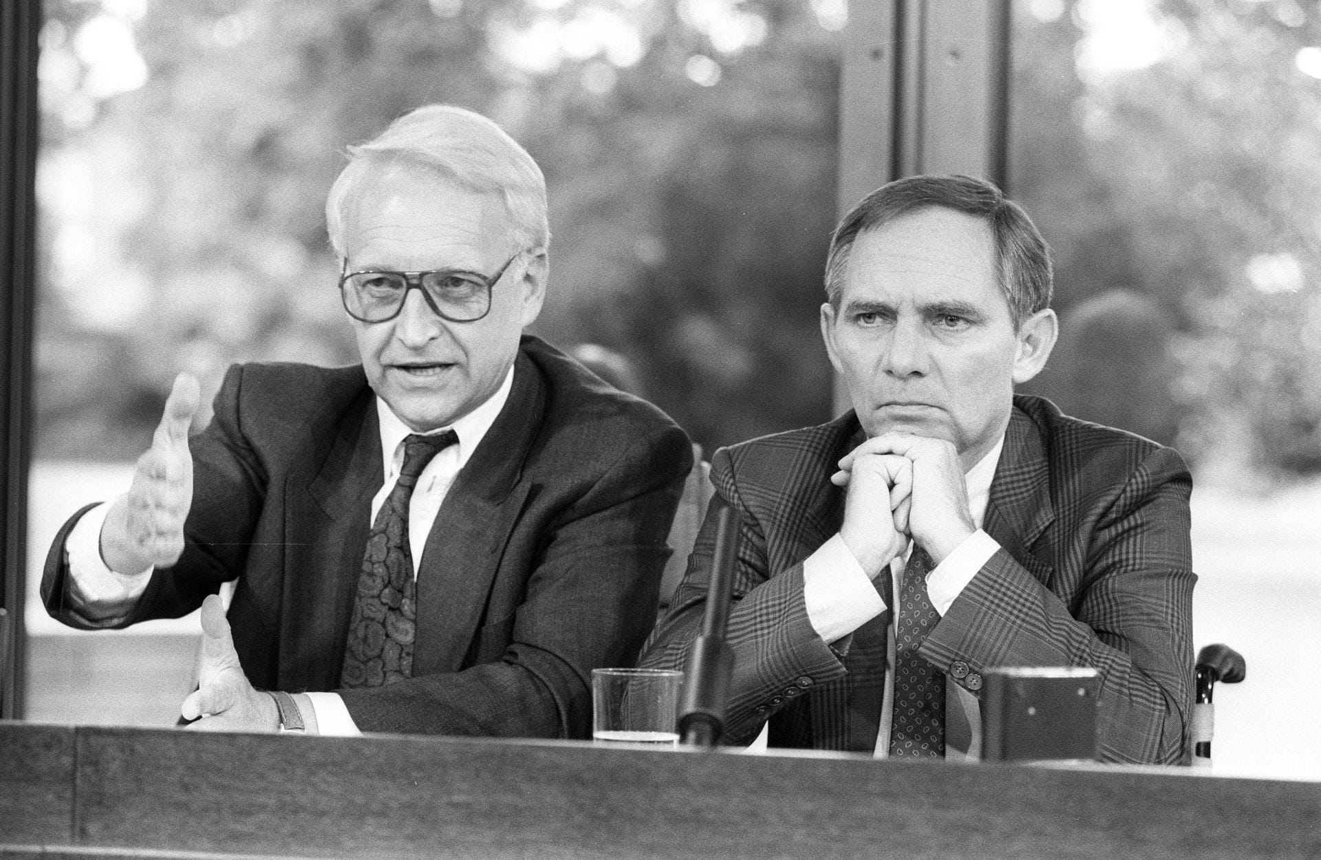 Edmund Stoiber mit Innenminister Wolfgang Schäuble: 1991 spielte sich das politische Geschehen noch zu großen Teilen in Bonn ab.