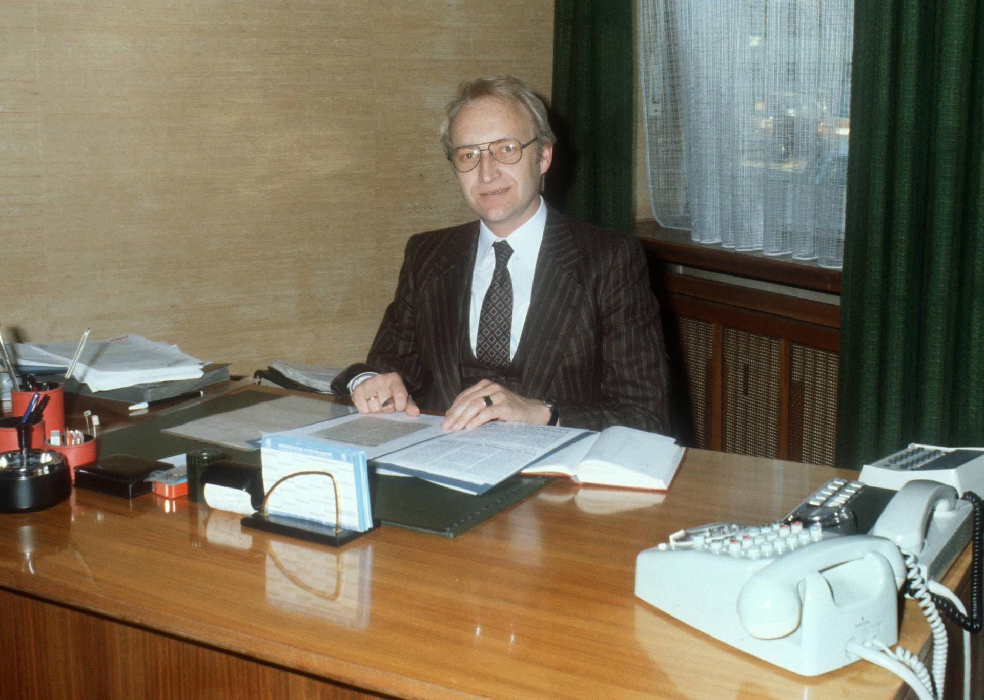 1978: Zu diesem Zeitpunkt ist Stoiber frisch gebackener Generalsekretär der CSU in Bayern.