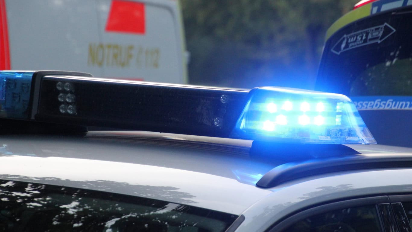 Blaulicht auf einem Streifenwagen im Einsatz (Symbolbild): In Hannover ist die Polizei auf der Suche nach zwei flüchtigen Räubern.